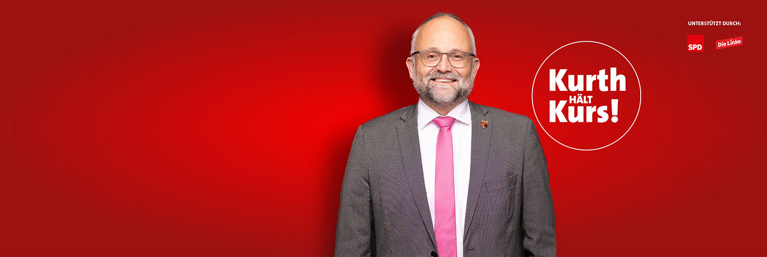 Daniel Kurth vor rotem Hintergrund